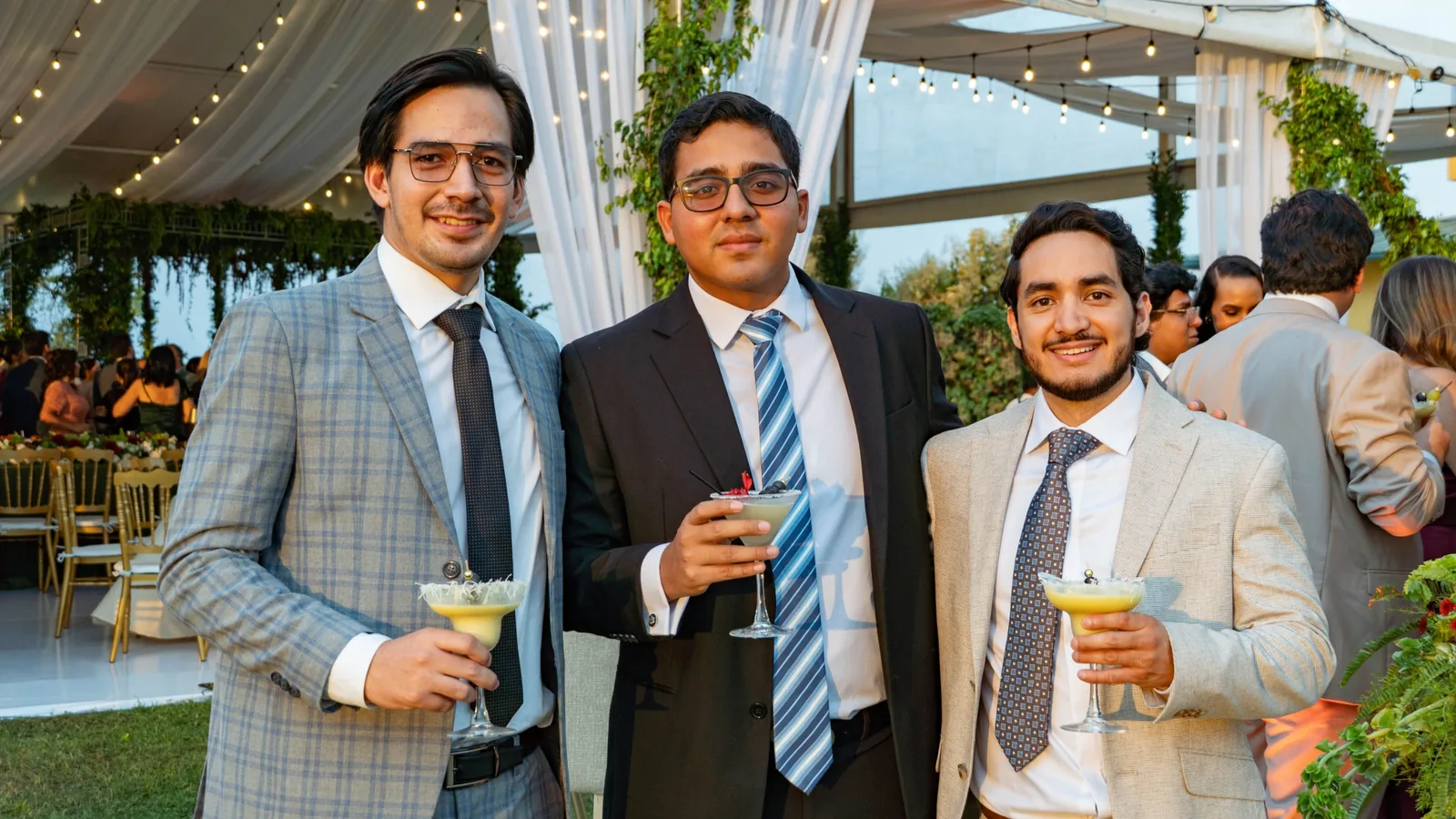 Amigos con cócteles frozen en una boda