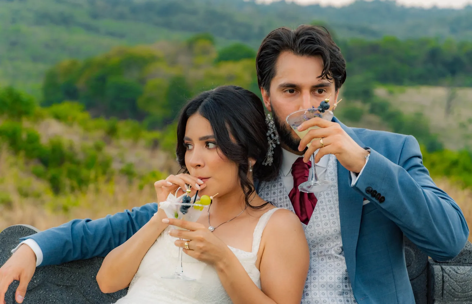 Novios brindando con cócteles Frizing
