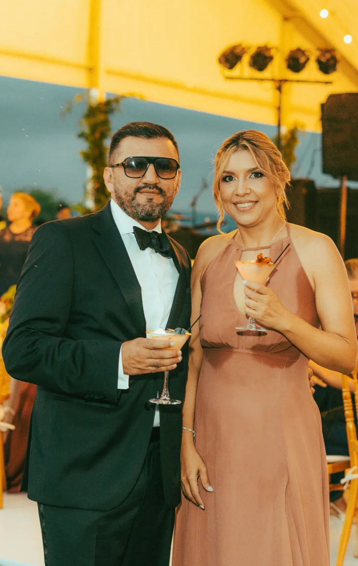 Invitados con cócteles Frizing