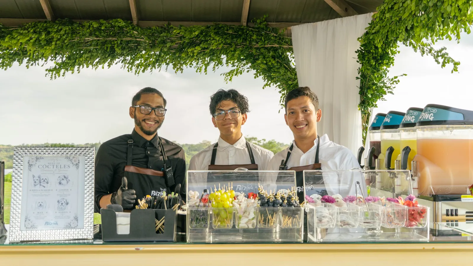 Equipo de bartenders de Frizing en la barra móvil